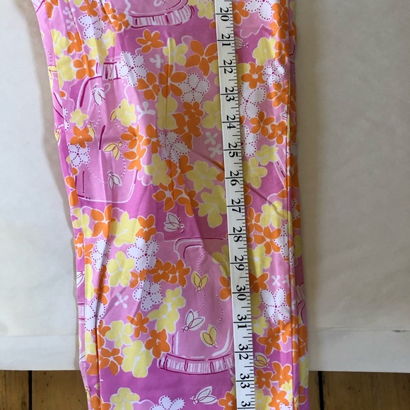 Lilly Pulitzer floral capri. Sits at the waist. Size 8 - Picture 4 of 6